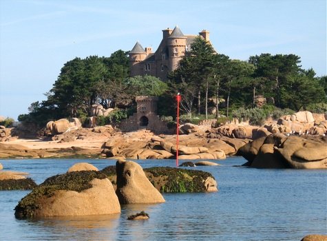 Château de Costaérès en face de la plage de St Guirec